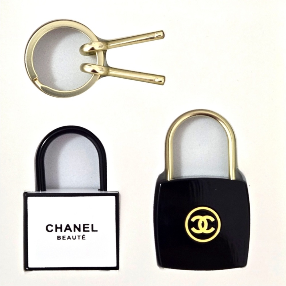 CHANEL LA COLLECTION Cadena Key Holder Key Ring 5 x 3cm sealed Box New